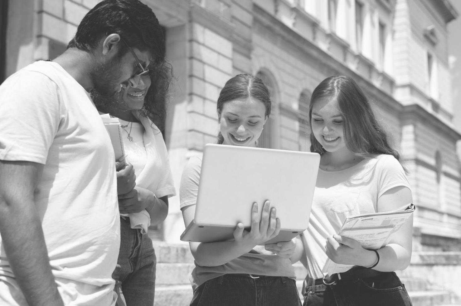 Equipo analizando datos financieros en pantallas