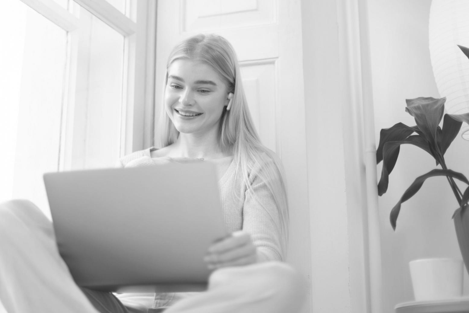 Estudiante trabajando en análisis financiero con múltiples pantallas mostrando datos y gráficos